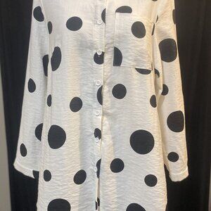 458-I aDOT You🖤🤍 Red Coral Polk Dot Button Down